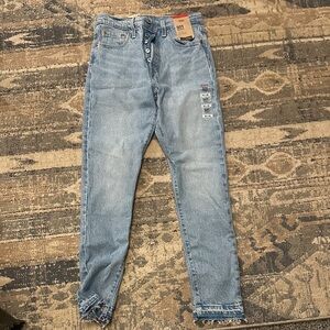 Women’s light wash skinny Levi jeans